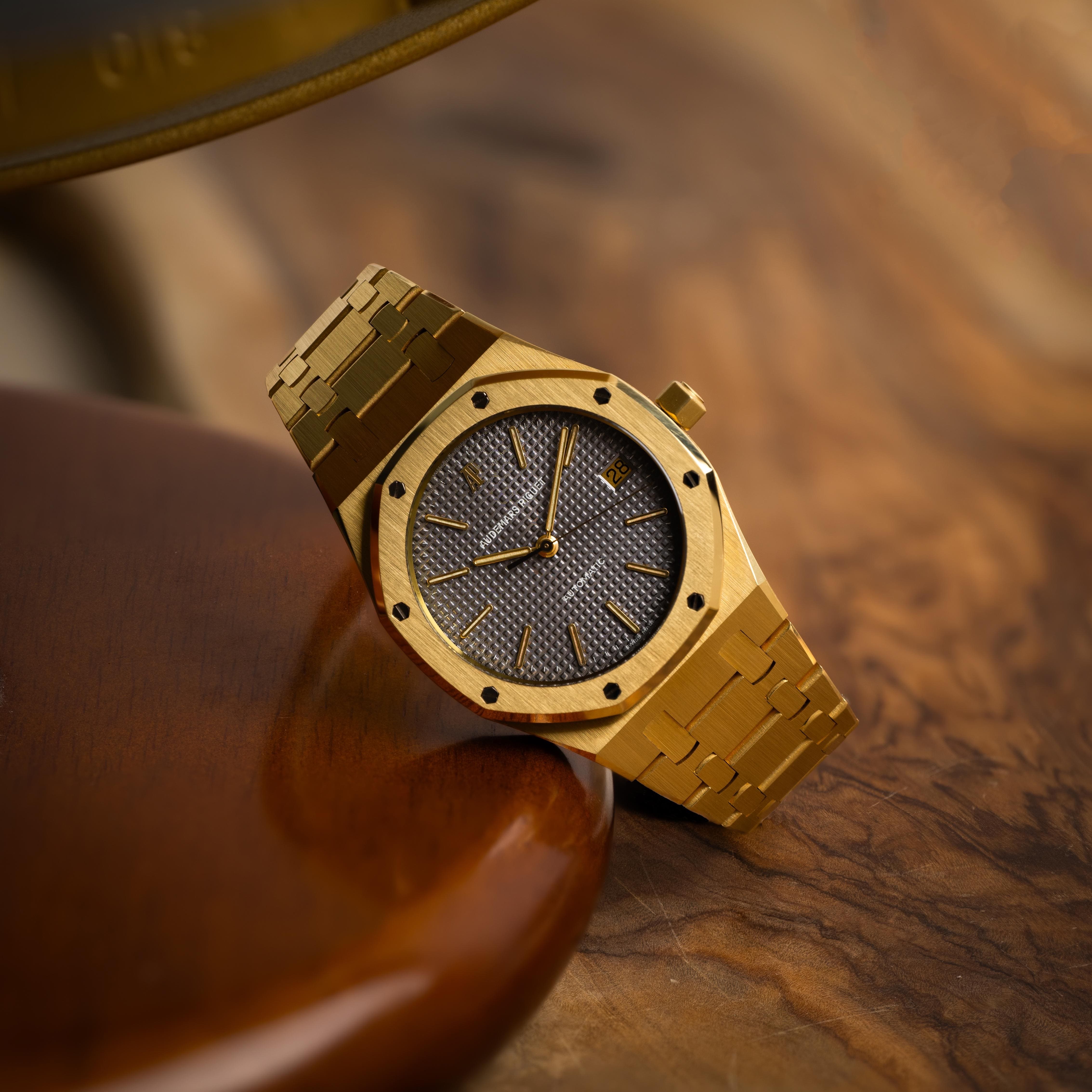Audemars Piguet Royal Oak Gold auf dekorativem Hintergrund