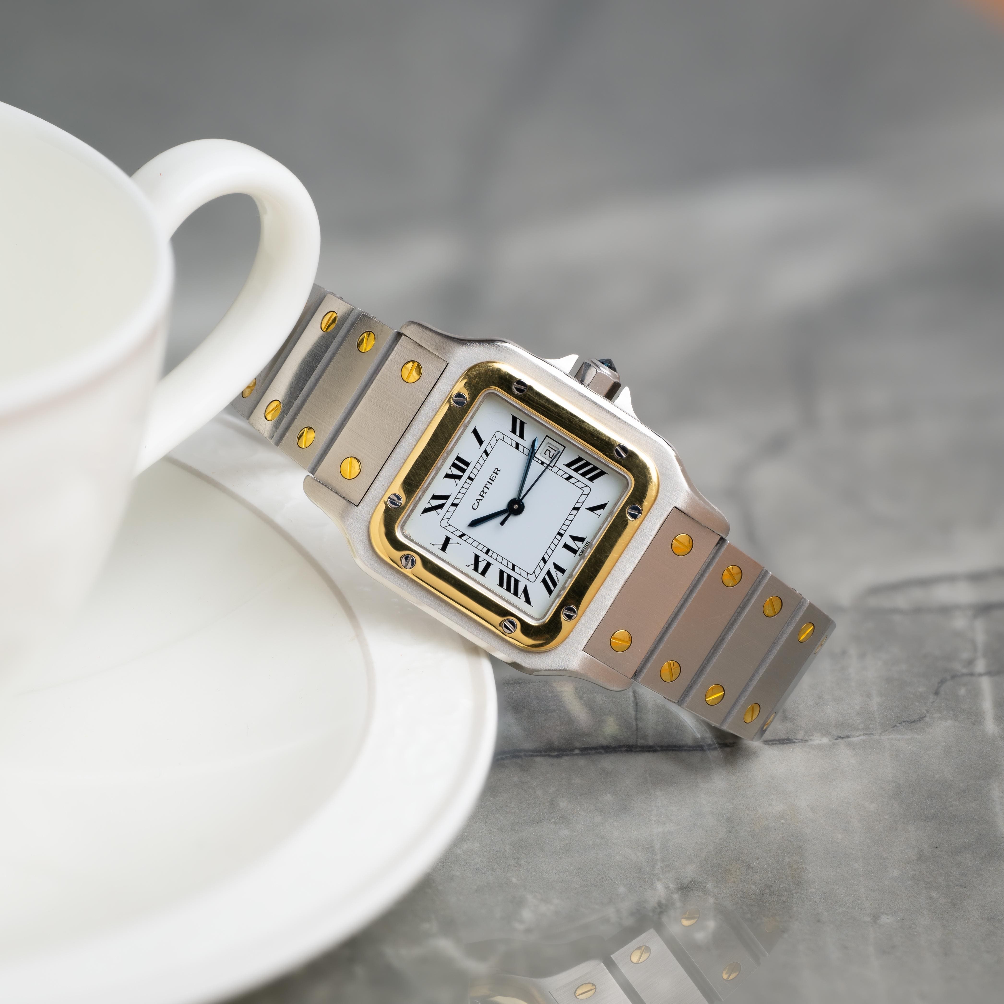 Cartier Santos Galbée Herrenuhr auf Teetasse
