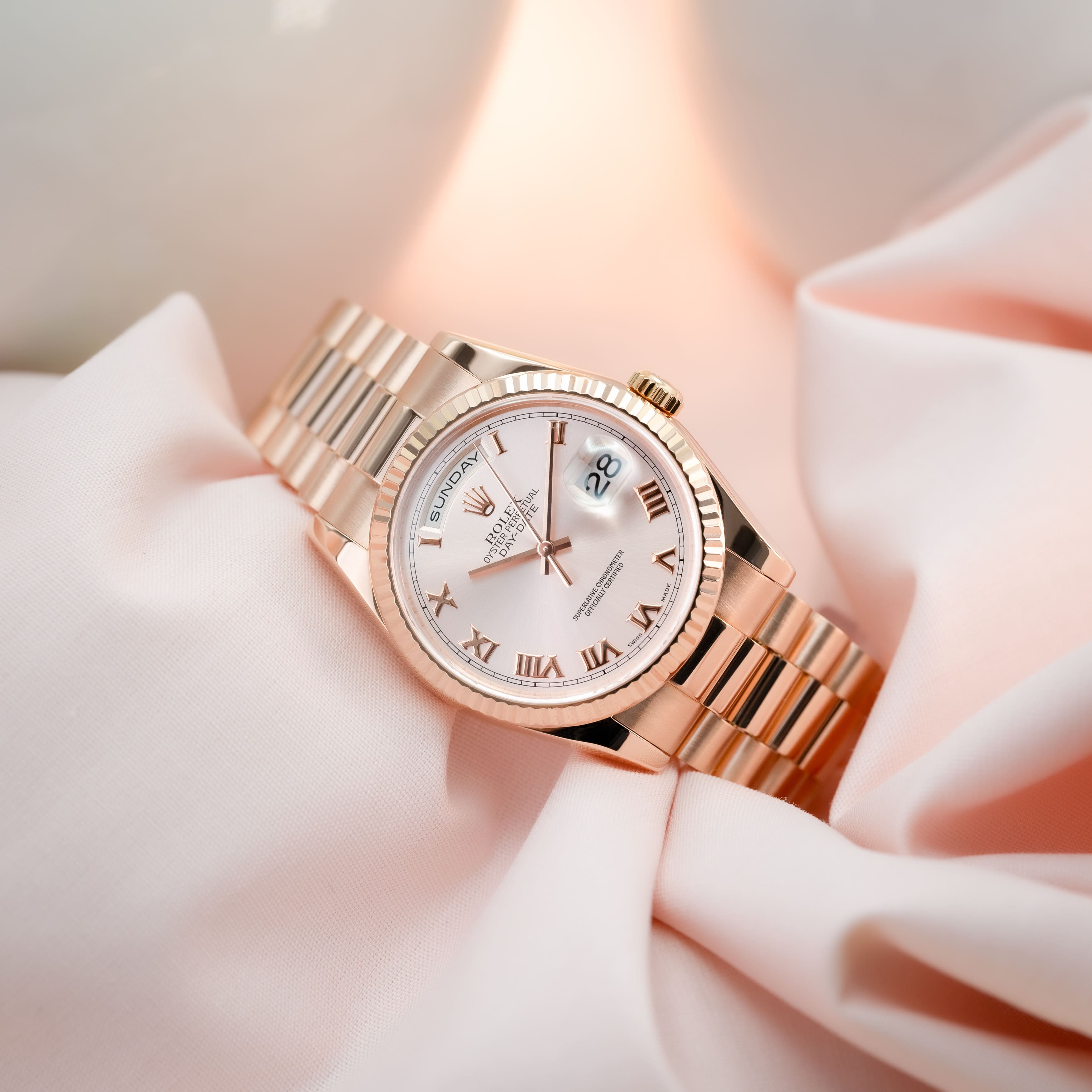Rolex Day-Date 36 Roman Pink Gold Damenuhr auf Seidenlaken